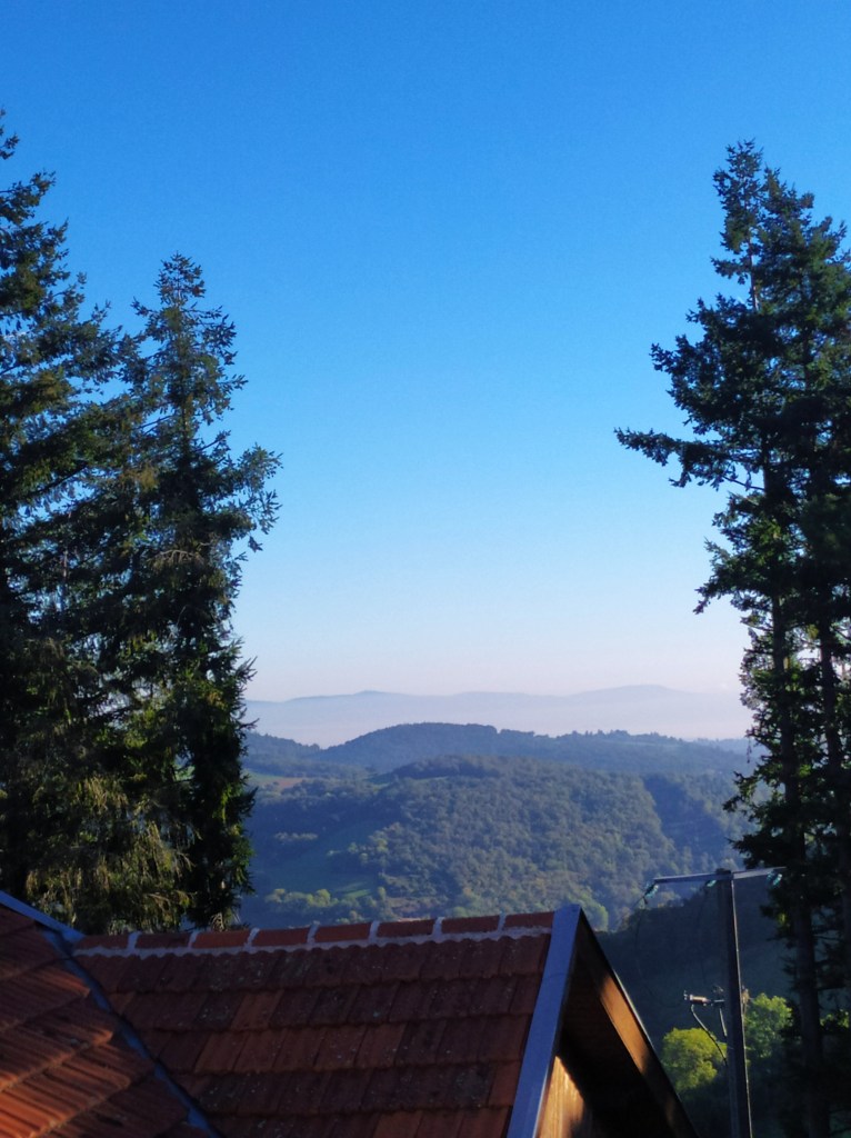 Vue panoramique de la terrasse privative du gîte sur les Monts du Lyonnais
