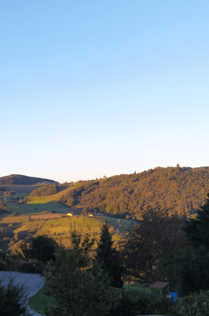 Vue de la terrasse du gîte sur les Monts du Lyonnais